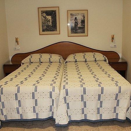 Hostal La Barretina Figueres  Ngoại thất bức ảnh