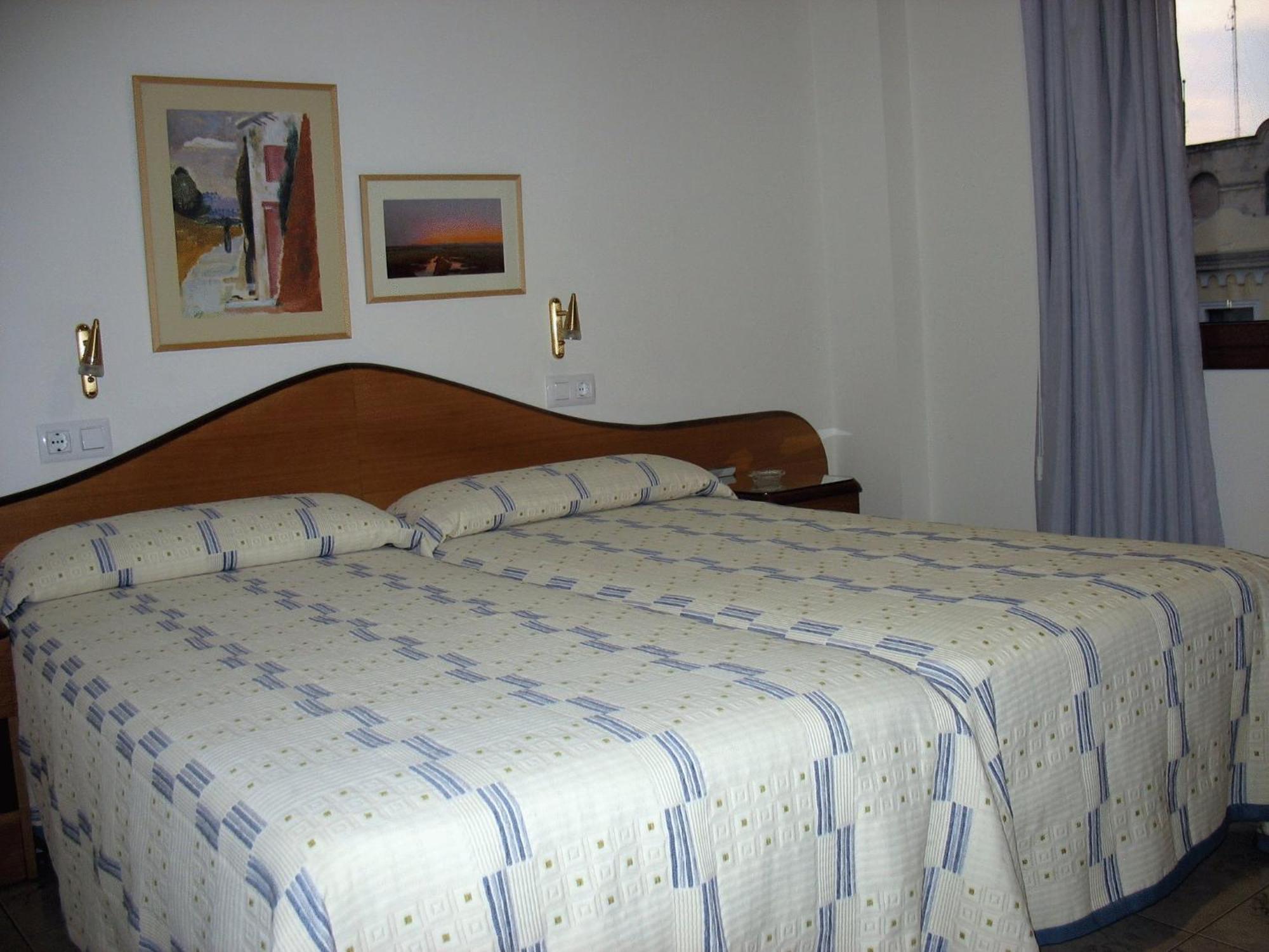 Hostal La Barretina Figueres  Ngoại thất bức ảnh