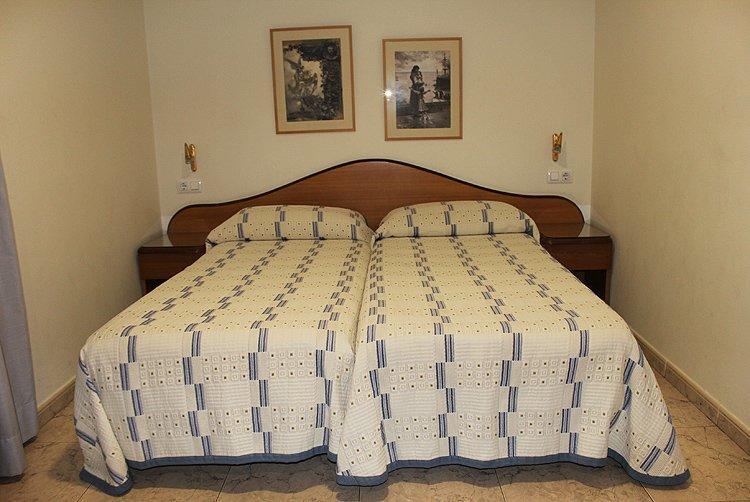 Hostal La Barretina Figueres  Ngoại thất bức ảnh
