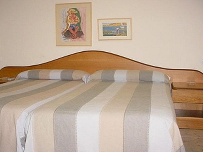 Hostal La Barretina Figueres  Ngoại thất bức ảnh